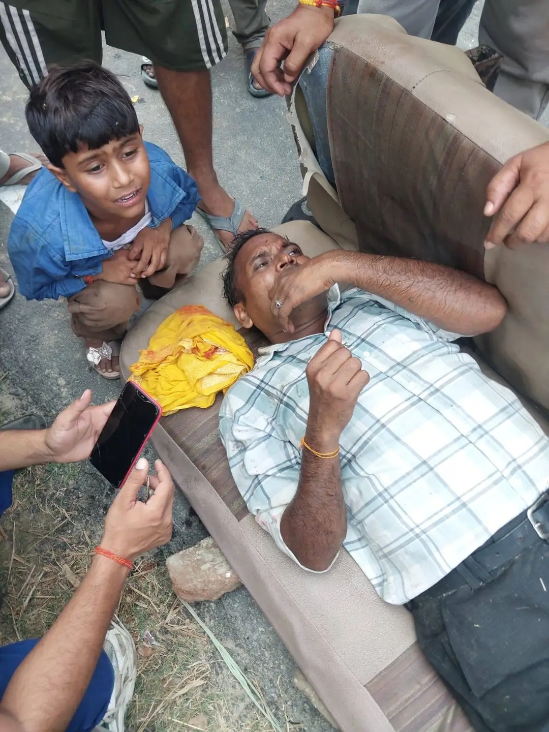 श्रद्धालुओं से भरी बोलेरो 50 फीट गहरे गड्ढे में पलटी