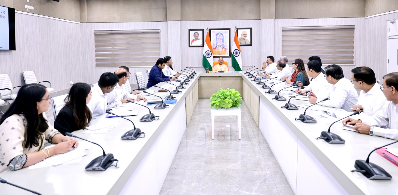 मुख्यमंत्री योगी आदित्यनाथ जी ने  लखनऊ में स्टाम्प एवं पंजीयन विभाग के कार्यों की समीक्षा की