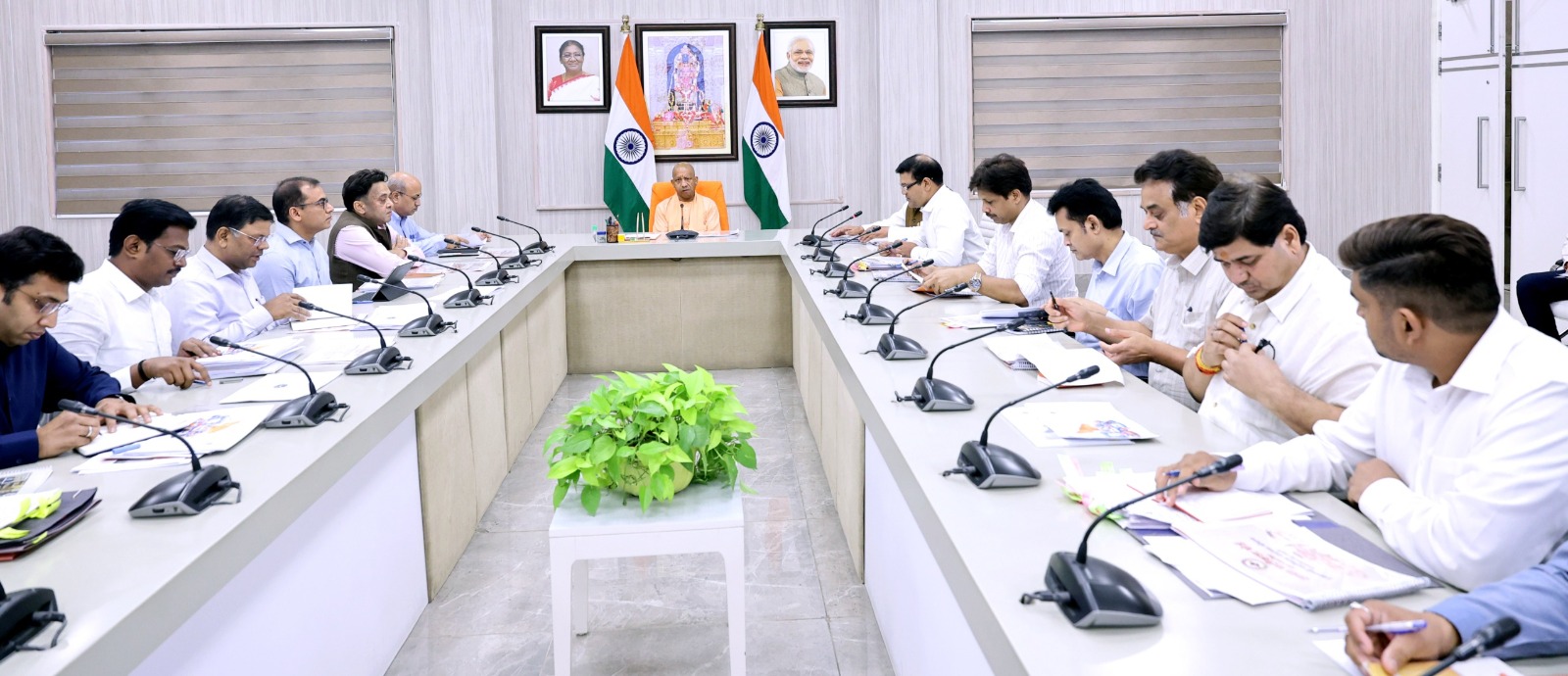 मुख्यमंत्री योगी आदित्यनाथ जी ने आज लखनऊ में हथकरघा एवं वस्त्रोद्योग विभाग तथा एवं खादी एवं ग्रामोद्योग विभाग के कार्यों की समीक्षा बैठक की